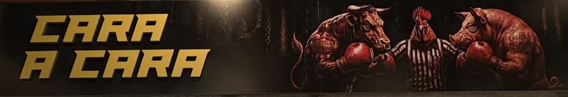 Banner original de Cara a Cara: letras doradas, toro y cerdo con guantes y tatuajes, y gallo árbitro sobre fondo oscuro